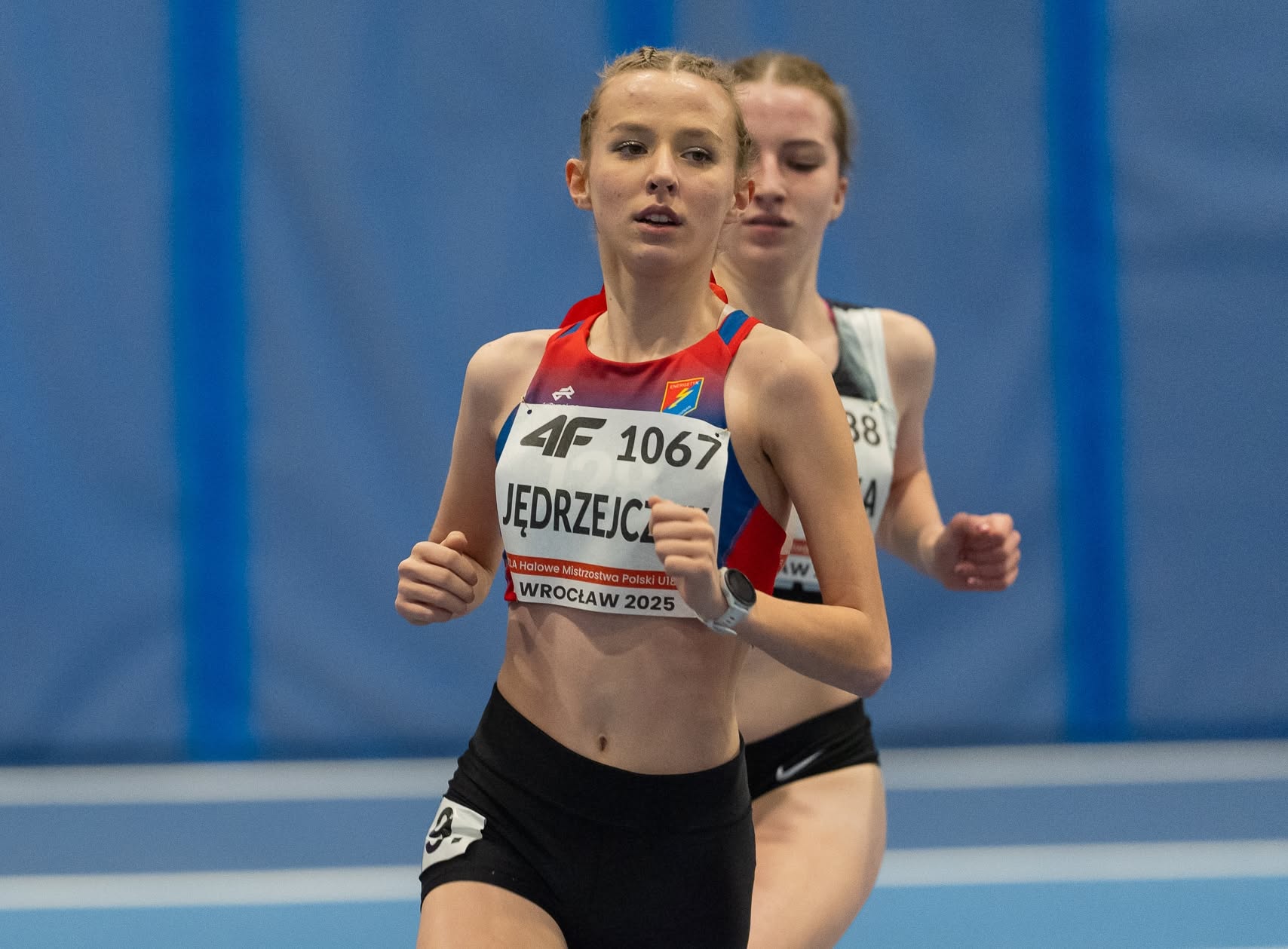 Zawodniczka biegnąca na lekkoatletycznej bieżni