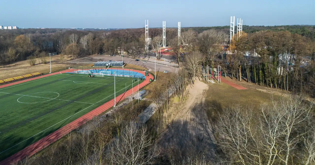 Widok z lotu ptaka na teren sportowy Golęcina w Poznaniu