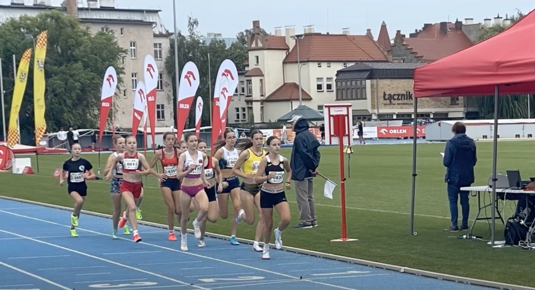 Zawodnik i trener na stadionie