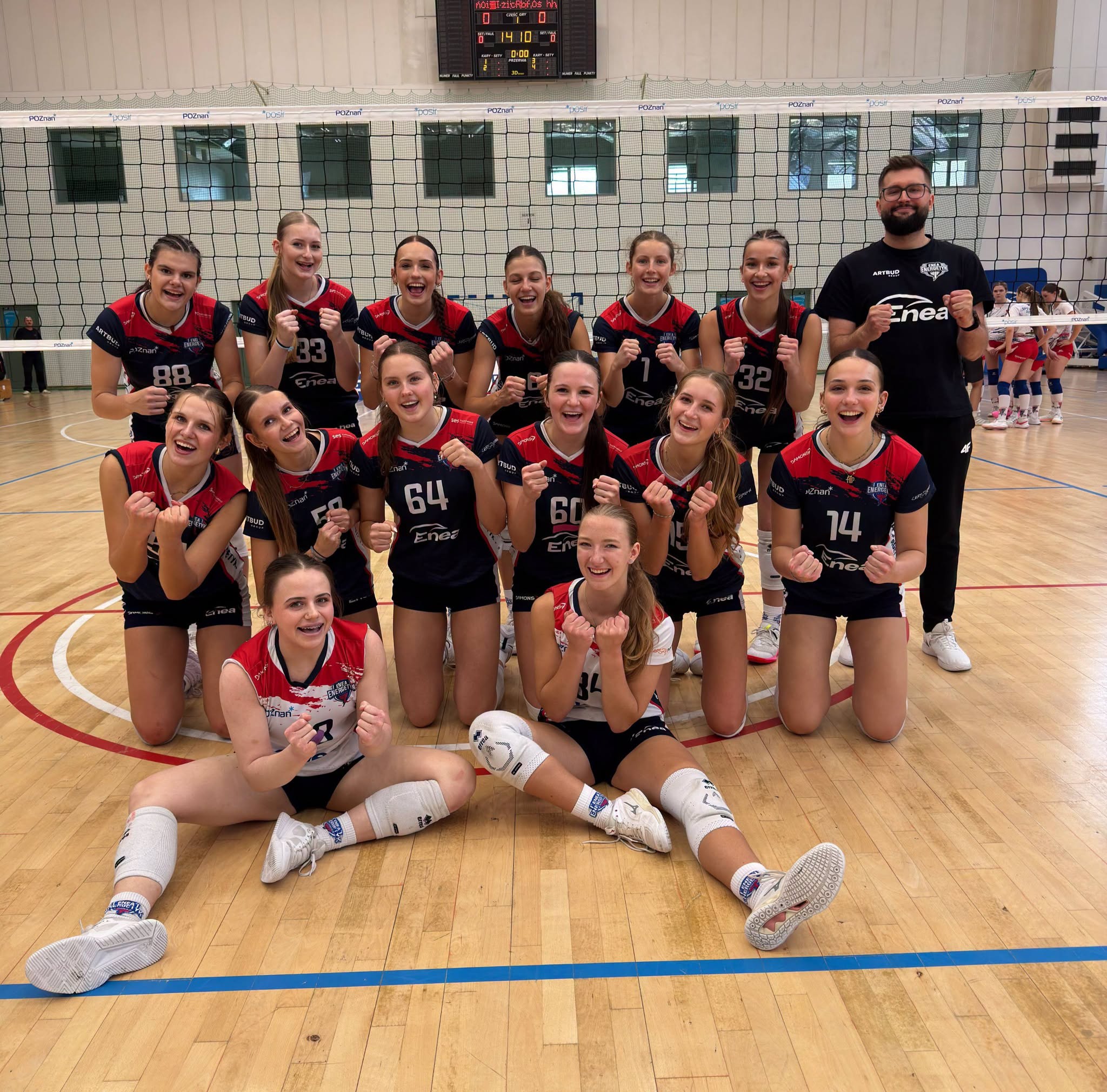 Drużyna juniorek młodszych Enea Energetyk Poznań z trenerem po meczu